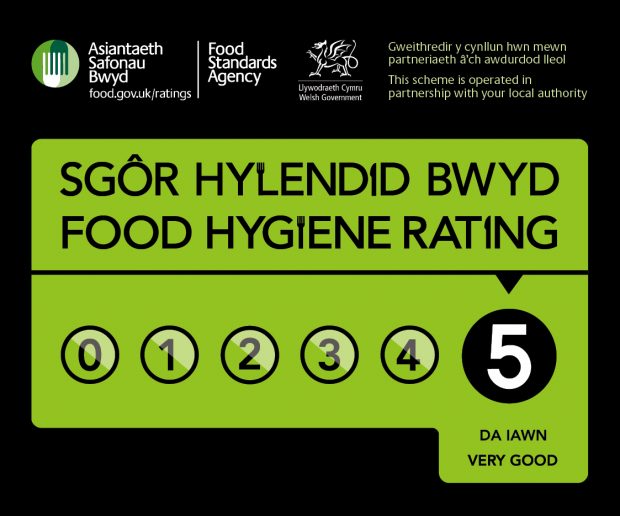 A bilingual food hygiene rating sticker showing a score of 5